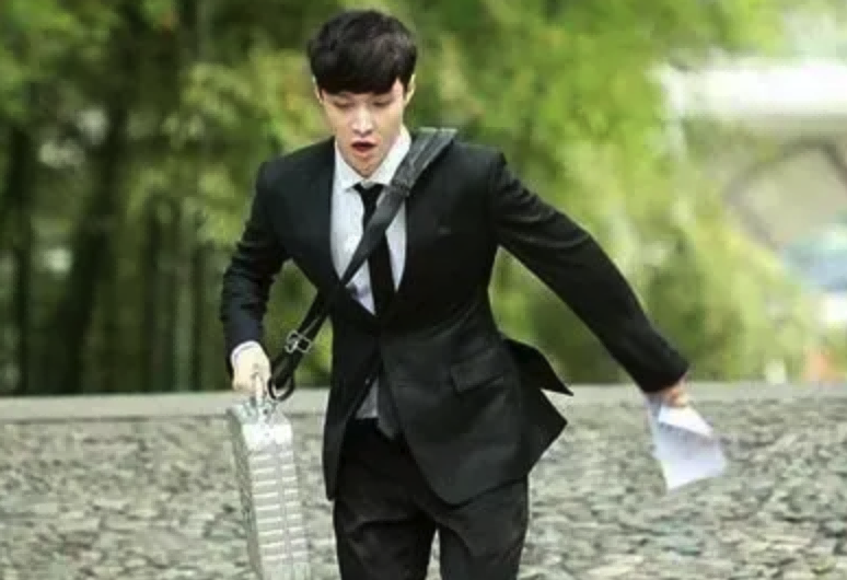 杨洋|同为“西装男神”,把杨洋肖战和靳东张晋放一起,差距就出来了