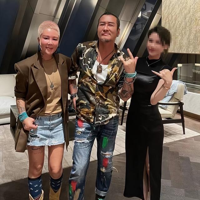 运动 58岁孙兴曝新恋情！与粉色寸头富婆互动亲密！