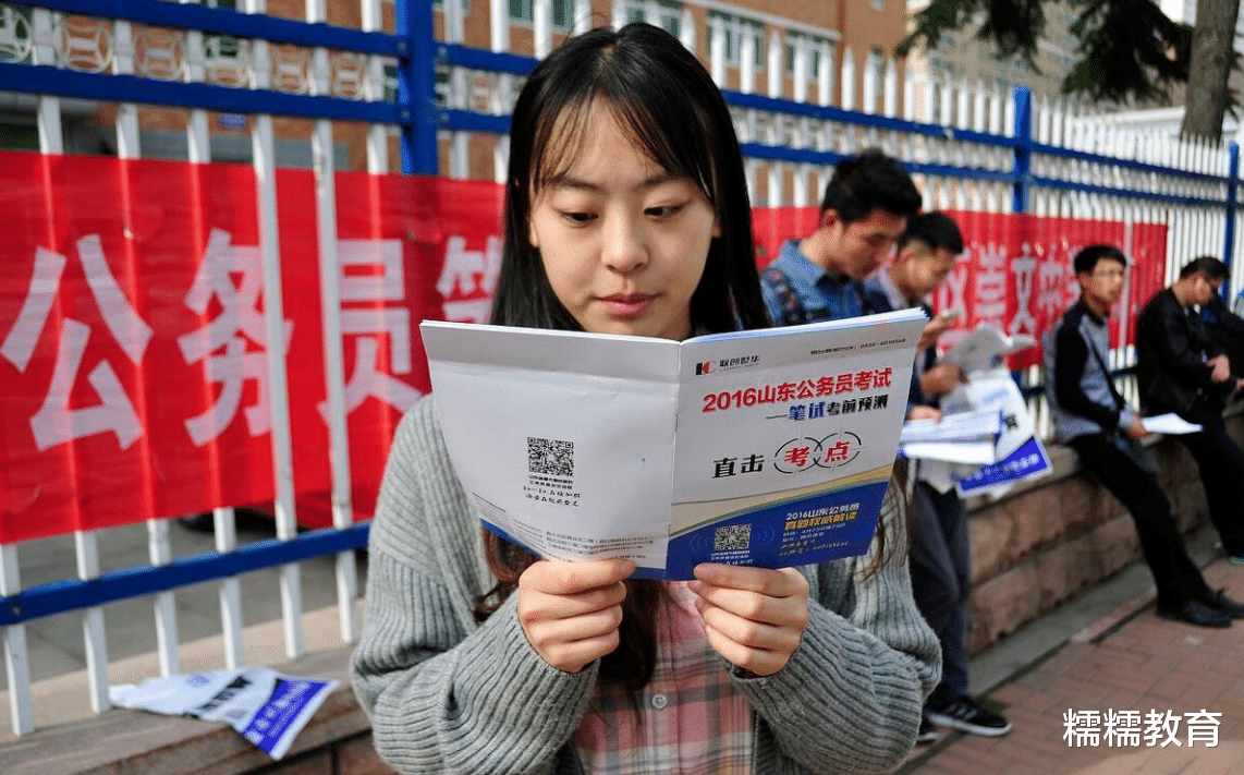 应届生|考公生上岸变容易了？从这几方面便能看出端倪，应届生身份成焦点