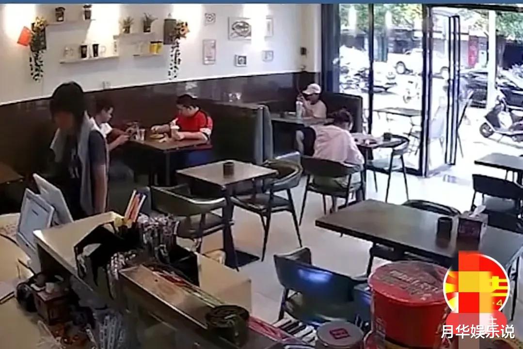 大反转!女子插队买单被打,店员顾客观望?