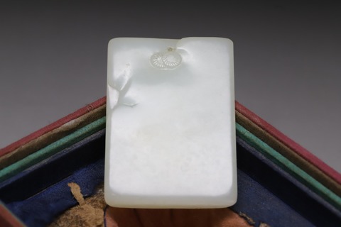 |和田玉籽料“灵猴献寿”玉牌 .