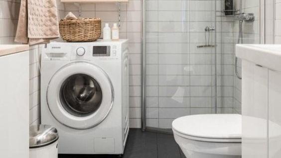 不到6㎡的卫生间，搭配瓷砖务必遵循“墙浅地深”口诀，提亮不显压抑