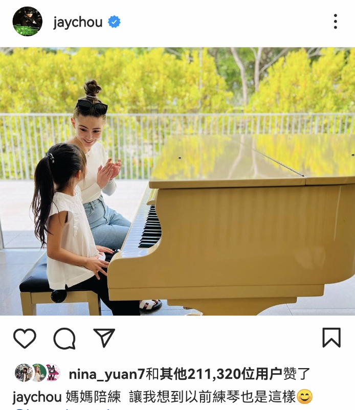 昆凌|昆凌晒三个儿女打牌，哥哥姐姐不轻易言弃，妹妹手小牌大超喜感