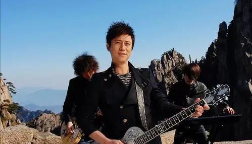 解晓东|解晓东：曾连登14年春晚，巅峰时退隐，53岁颜值依旧耐打