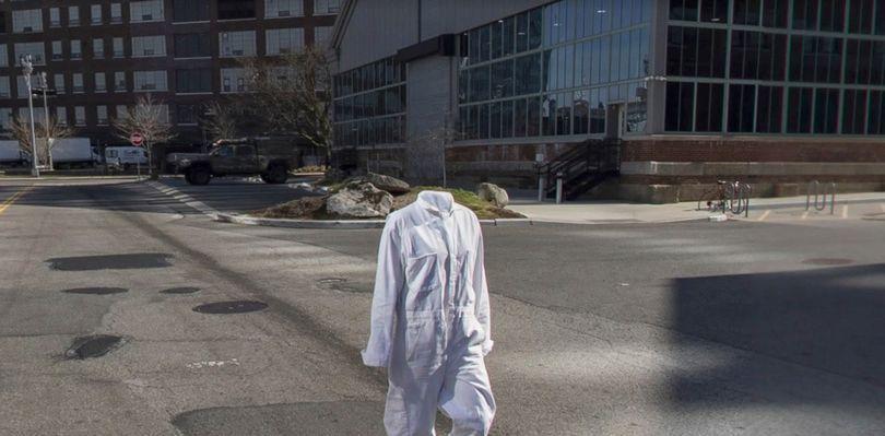 谷歌地图|谷歌地图捕捉一“空心人”穿着防护服行走于纽约街头，无头无四肢