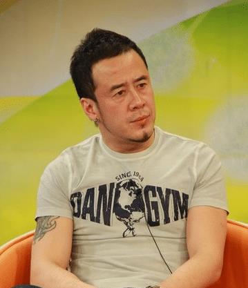 “伪大师”杨坤的歌坛幻灭史，被追捧时有多风光，现在就有多落魄