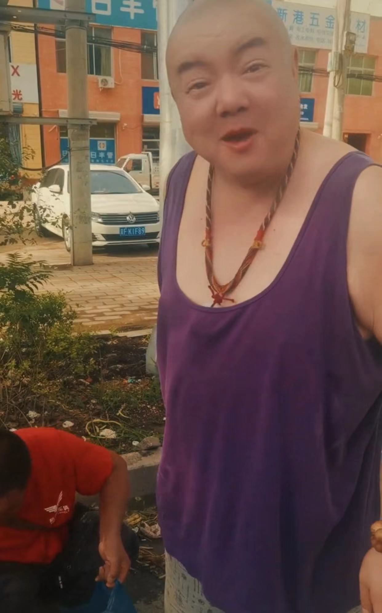 谢宁|49岁知名男星定居河北！身体圆润头发全无，摆摊卖菜谋生接地气