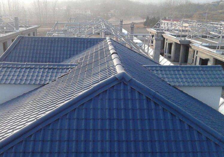 青瓦太贵了用不起,现在流行这种PVC瓦,12块一平方,便宜又实用