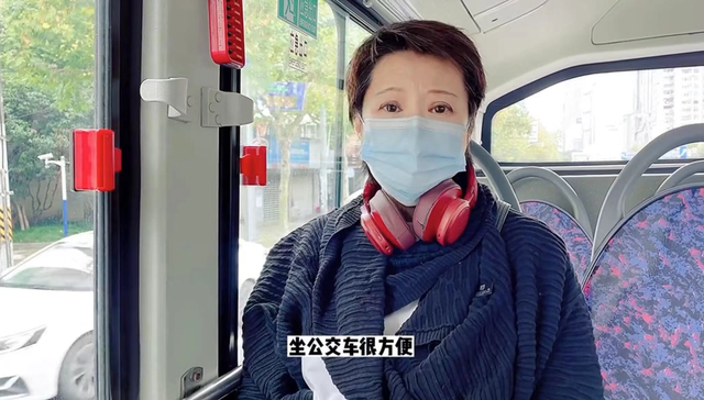 50岁袁立吃路边摊大口嗦粉,上班背超大包坐公交