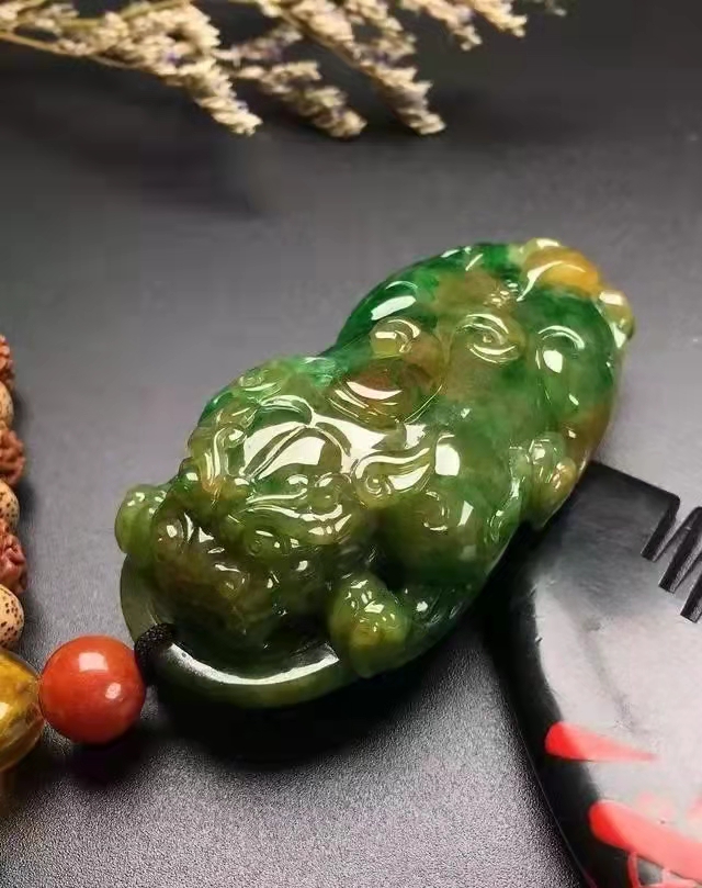 翡翠|800元买翡翠原石废料,居然给了一个漏洞,还赚了几万!