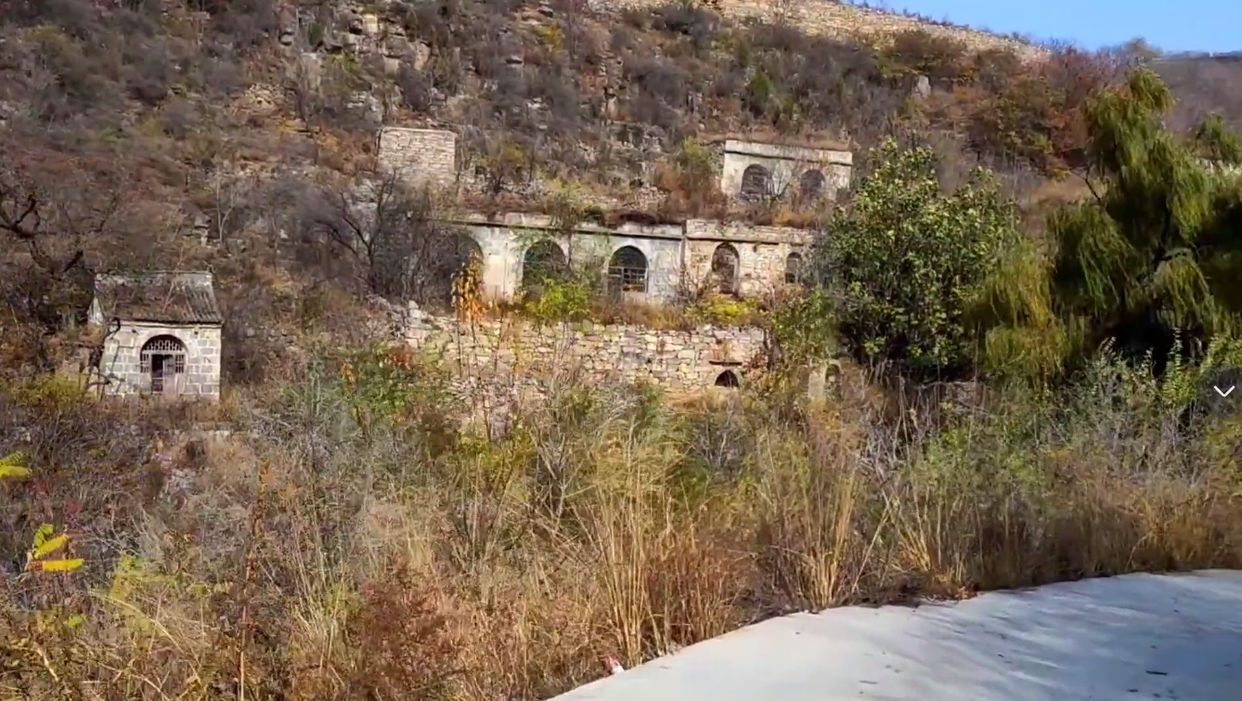 山西省|山西阳泉悬崖村,悬崖峭壁景色壮美,无人居住杂草丛生