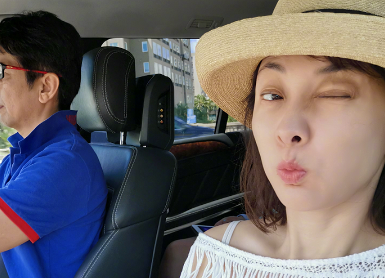 牛莉|牛莉：24岁嫁给“圈外人”刘亚东，婚后生三子，结婚25年恩爱如初