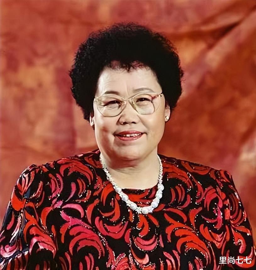 陈丽华|富婆陈丽华太显年轻,81岁穿奶奶装却像60,戴硕大翡翠真贵气