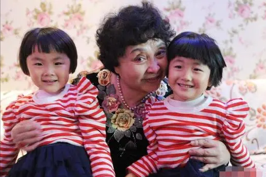 一路走好!盛海琳老公不幸去世,60岁生下双胞胎,用8年赚千万