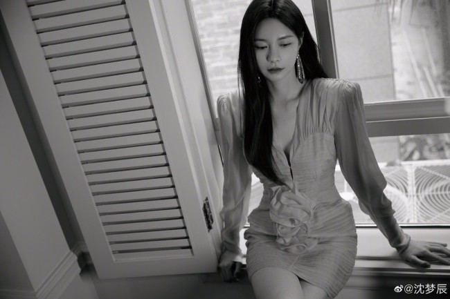 沈梦辰|小露性感!沈梦辰粉色深V裙 长发披肩露细腰长腿