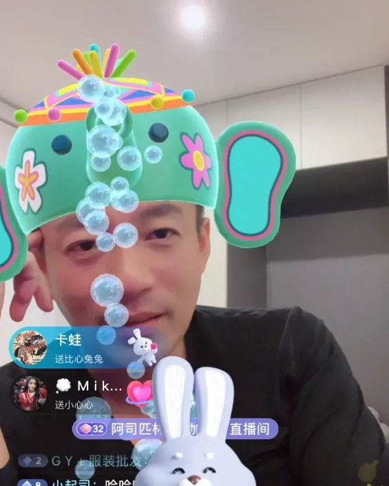 神奇双子|汪小菲深夜直播自怨自艾，被网友刷礼物送绿帽子，表情瞬间凝结