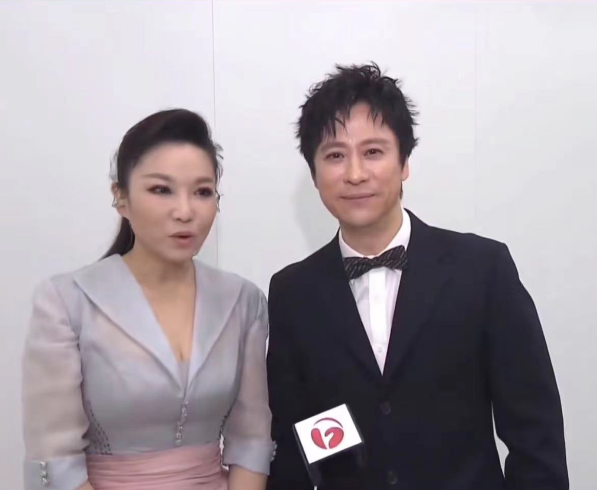 解晓东|54岁解晓东罕见露面模样大变！为安徽老家献唱，发福浮肿被疑整容