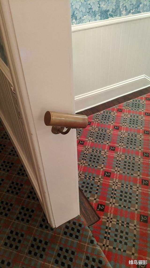 40个国外的奇葩设计，公厕小便池带盖，马桶对着坐，电梯要自己走