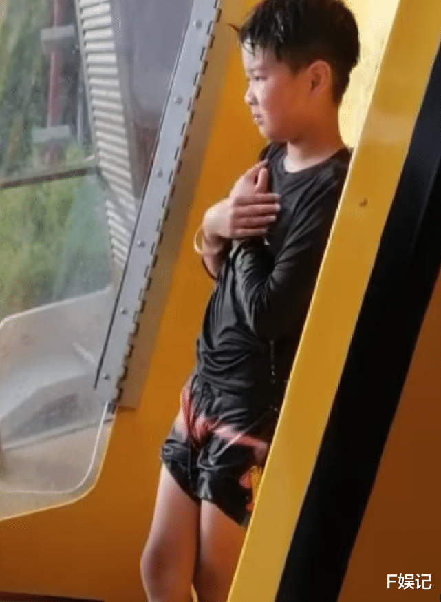 姚嘉妮|TVB女艺人姚嘉妮带子女玩水上项目过暑假 与大15岁老公依旧恩爱