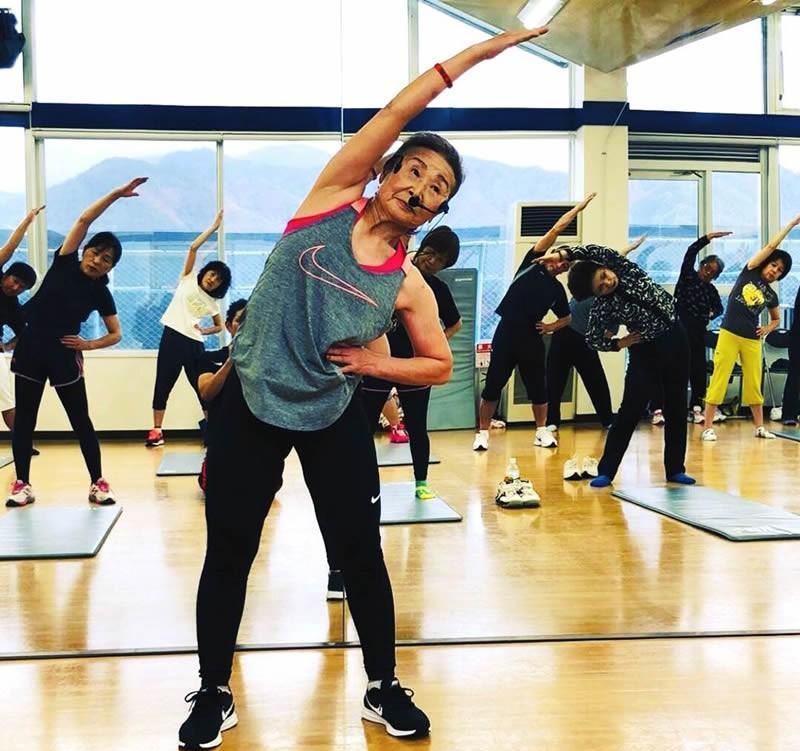 短裤 因丈夫一句“你胖了”,90岁的日本奶奶练出一身肌肉,还成了教练