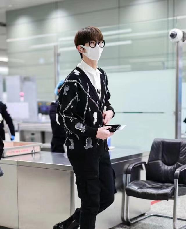 穿衣搭配|洪欣儿子越来越像生父莫少聪！罕见走机场，学院风打扮好帅