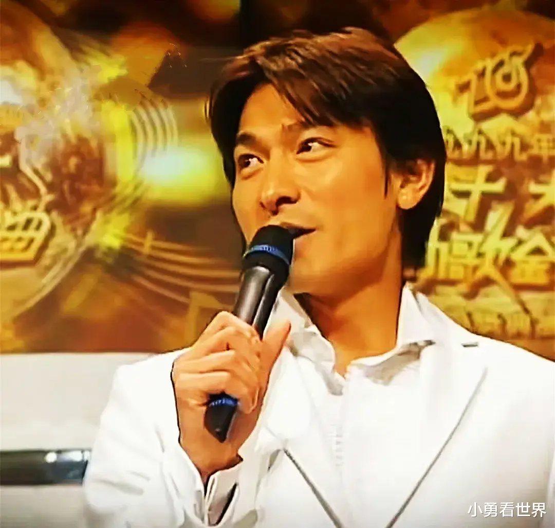 刘德华|珍贵影集，十大劲歌金曲上的刘德华有多牛？回头吐舌头成了经典画面