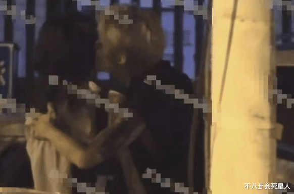 岳岳|30岁岳岳被曝夜会三女,窦唯20岁女儿在其中,两人街边亲密拥吻