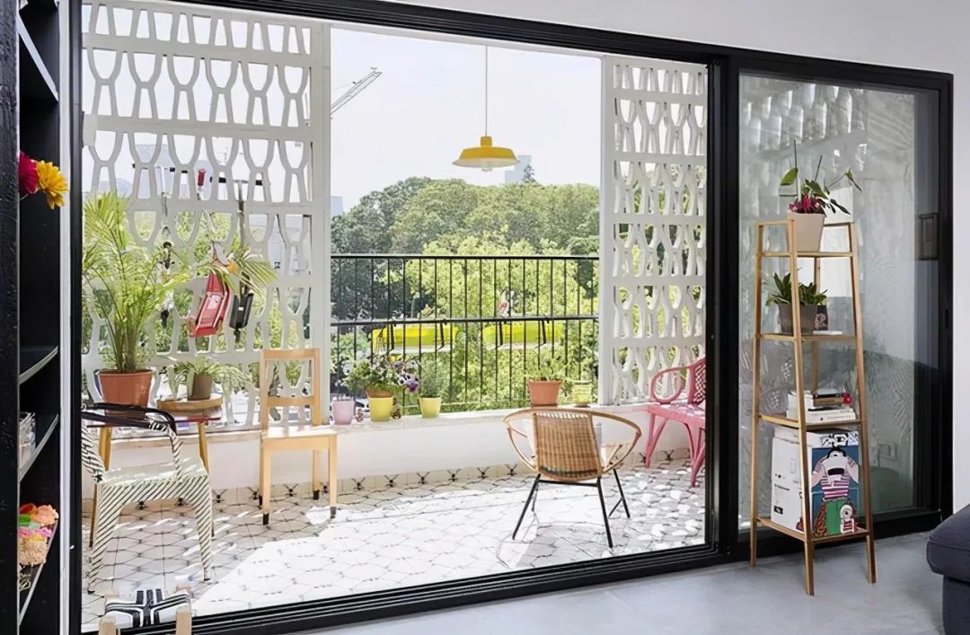 客厅做了一个超大柜子,一边是电视墙,一边是大书柜,确实很实用