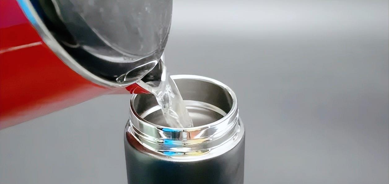 “夺命保温杯”遭央视曝光，热水进“毒水”出，重金属超标请注意