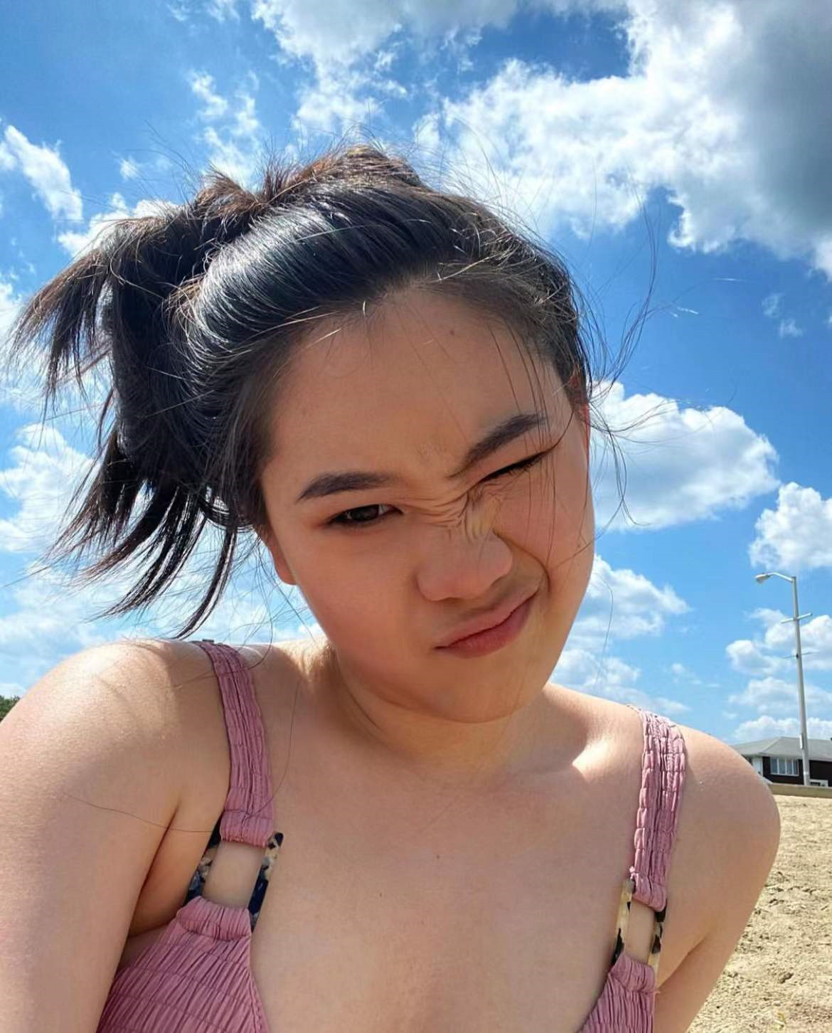 李连杰|李连杰小女儿晒照引争议，穿豹纹短裙秀大长腿，衣领太低被指暴露