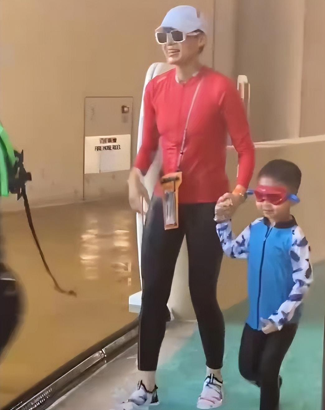 胡杏儿|胡杏儿带全家去游乐园被偶遇，膀大腿粗普通似路人，老公魁梧壮硕