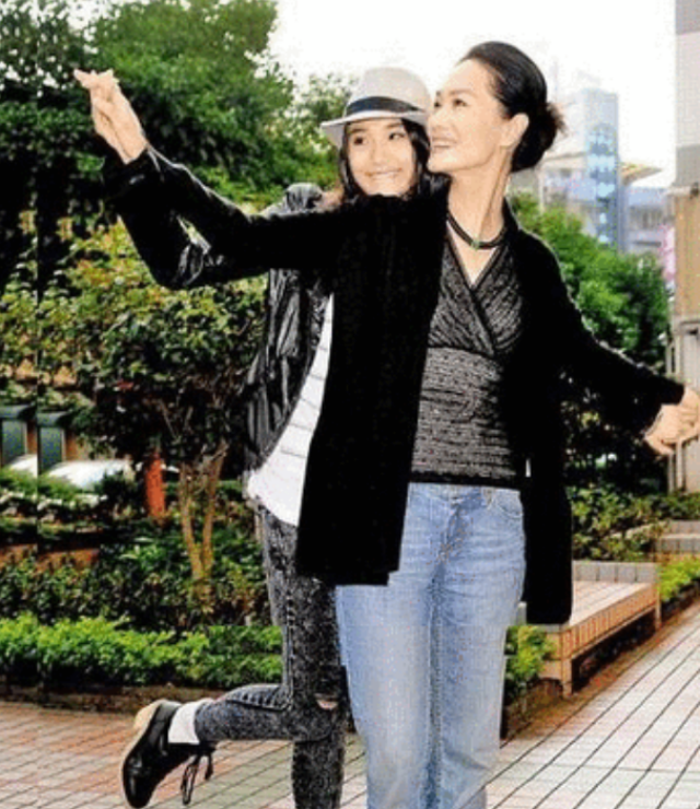 凌峰|77岁凌峰首驻平台，与娇妻贺顺顺婚姻成谜，长女已出嫁、幼女貌美