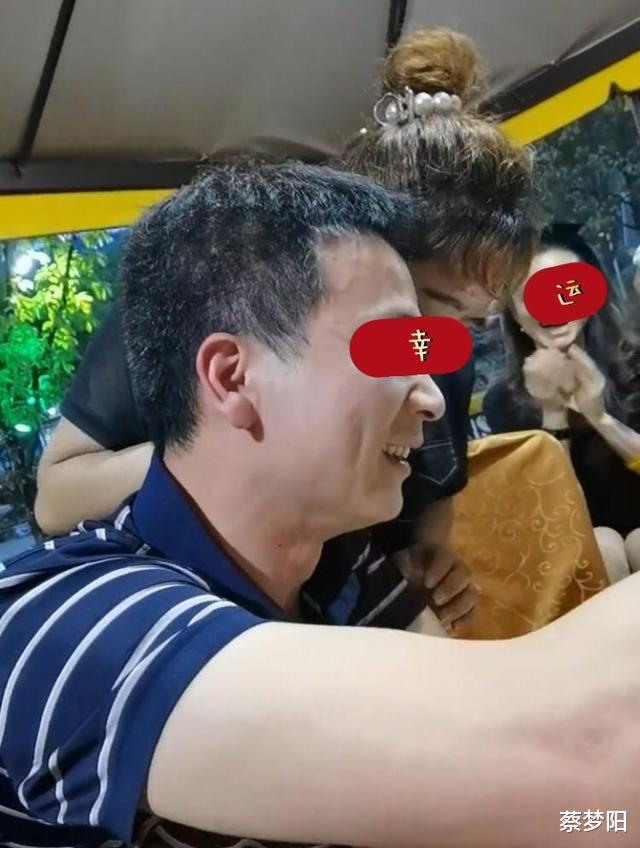 广东,一女子同学聚会上与男子做亲密动作引网友热议:过分了
