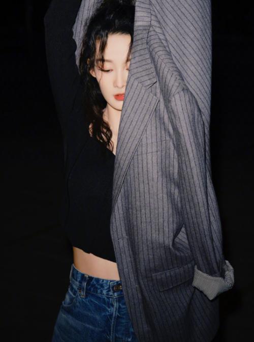 李沁|李沁分享秋日的溜达随拍，搭配西装外套，露出一截纤腰，清丽动人