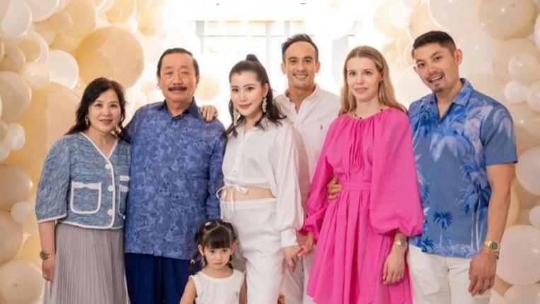 刘德华|刘德华小姨子庆祝结婚5周年，和富豪老公在别墅中分享合影