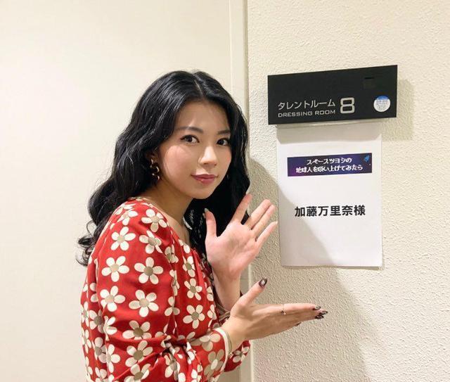 蚊子 妹子收集吸过自己血的蚊子，把血抽干做成“蚊子美甲”这画风？