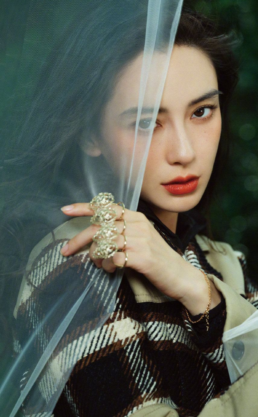 Angelababy|拍杂志还得是Angelababy，置身森林演绎精灵少女，湿发造型好抢眼