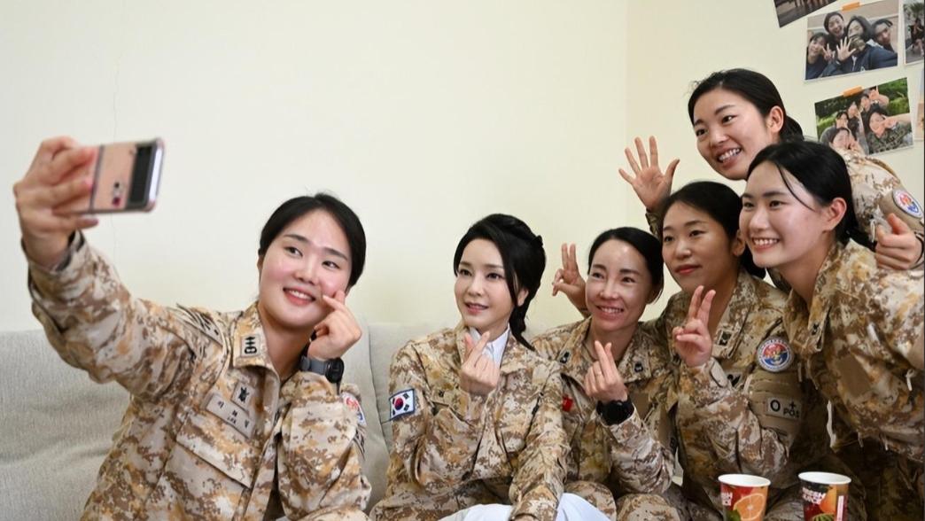 马尾辫 韩国第一夫人新照！换上迷彩装低扎马尾辫，温柔一笑气质都改变了