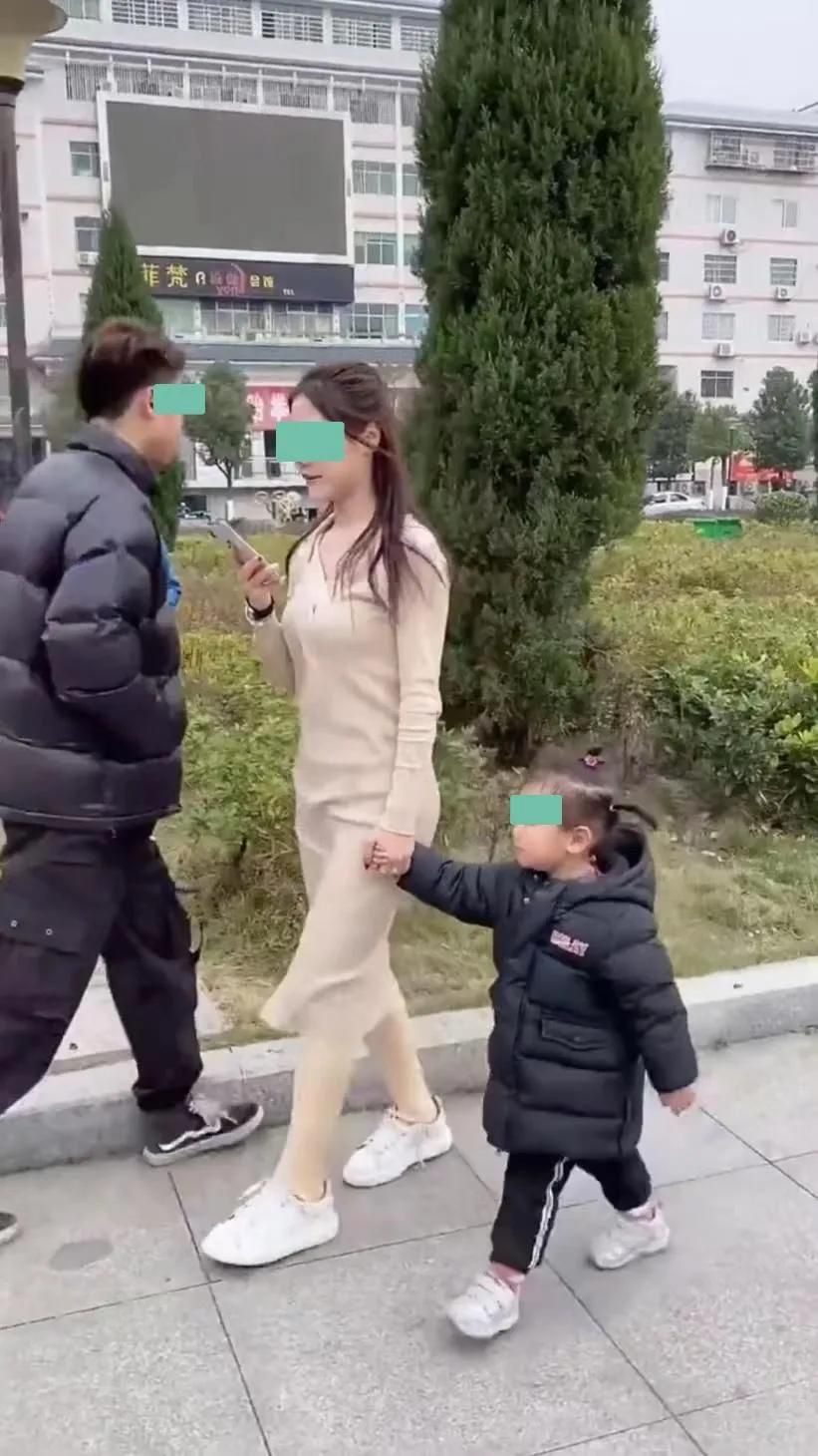 前妻带女儿讨抚养费,却被男子推倒在地,男子:你带走她你自己养