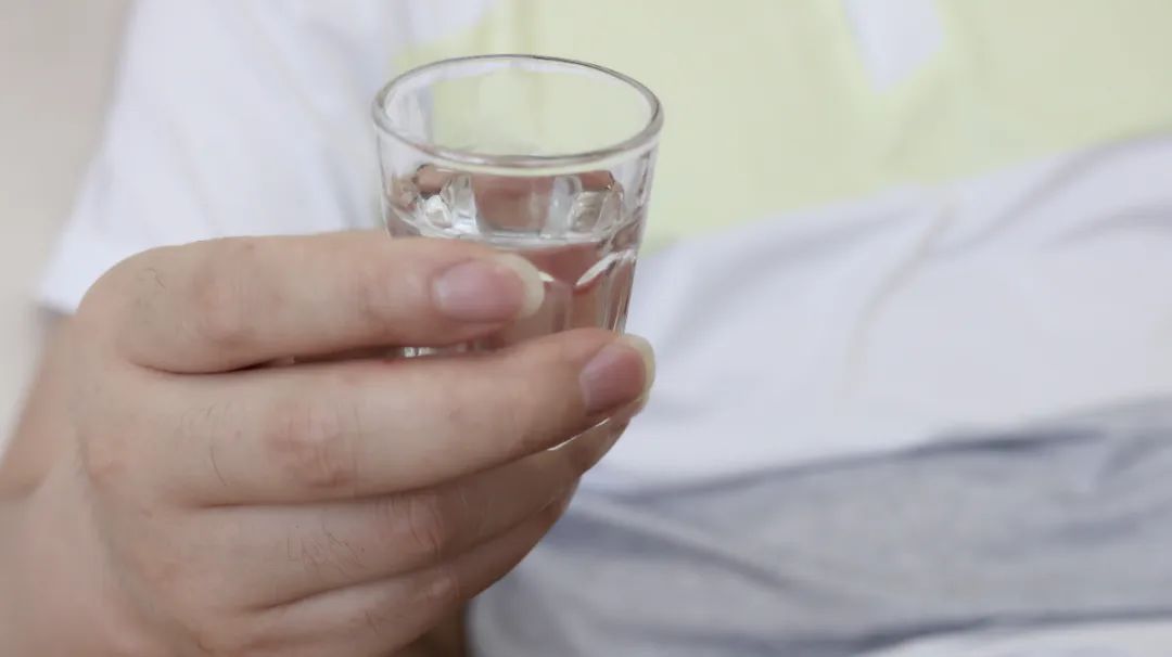 肝脏|喝酒后，身体有这4种情况，或是肝脏在向你“求救”，要及时戒酒