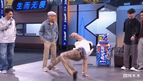 王一博|王一博现身《这街》直播,本人发腮变壮,室内穿毛衣还是女款