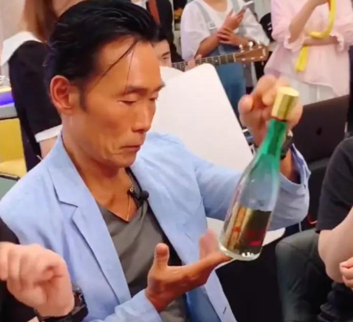 明星|最惨带货明星?67岁李国麟直播带货8小时,倒贴200元无人买