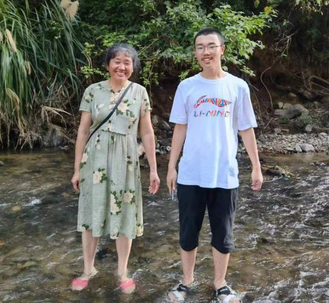 李嘉明|演员李嘉明为胡鑫宇事件发声被嘲蹭流量,是这个时代最大的悲哀