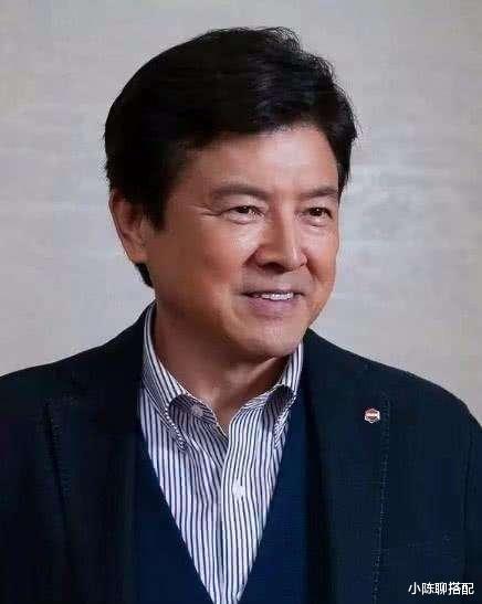 衬衫 三浦友和老了也帅气时髦,穿西装配衬衫,发腮有皱纹也不显油腻