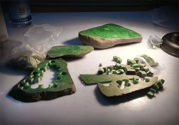 翡翠|同一块翡翠原石起的货,结果却截然不同!看着眼馋!