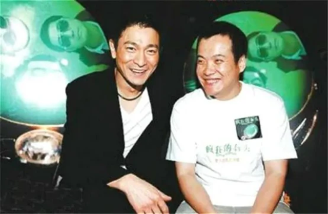 刘德华|刘德华现身海口被偶遇,一身黑色西装帅气依旧,亲民和粉丝互动