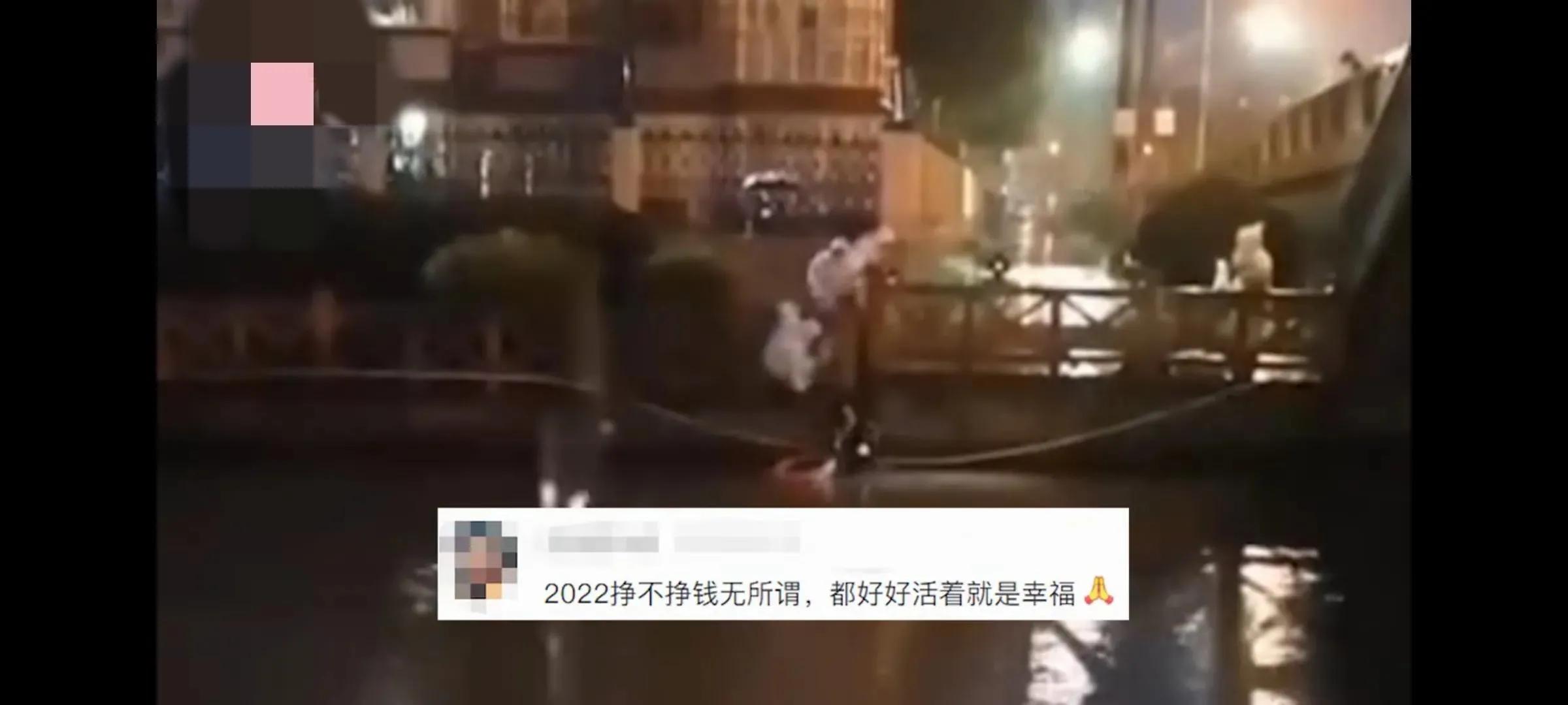 上海一居民跳河,大白夜晚冒雨下河捞人!
