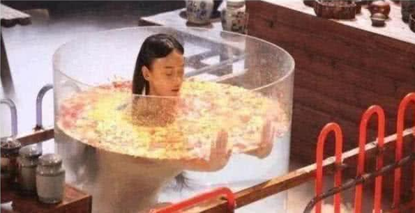 鹿晗|最让人无语的穿帮镜头：鹿晗的背心拉过头，周冬雨黄渤在干啥？