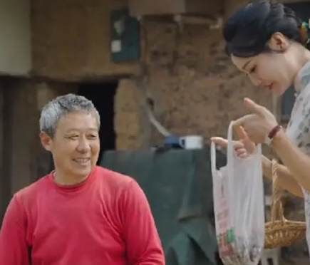网红唐小鱼穿得像名媛,却下地干活,服装玩擦边外公眼神刻意闪躲