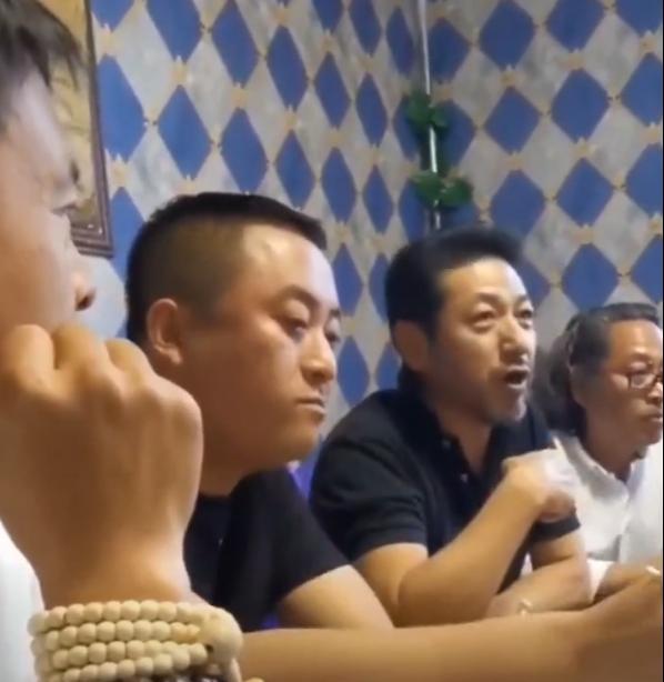 郭铁城|53岁郭铁城露面，面容精致不显老，97年上春晚，最火时离开赵本山